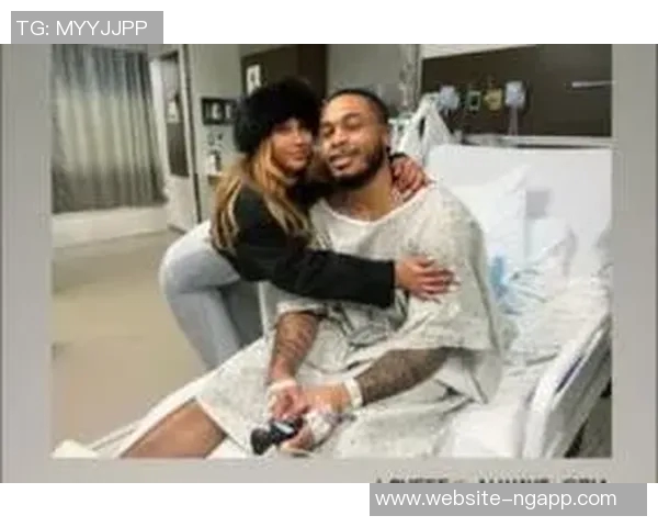 惠特摩尔身穿病号服与女友合照因血栓无限期缺阵与文班同款伤病相似