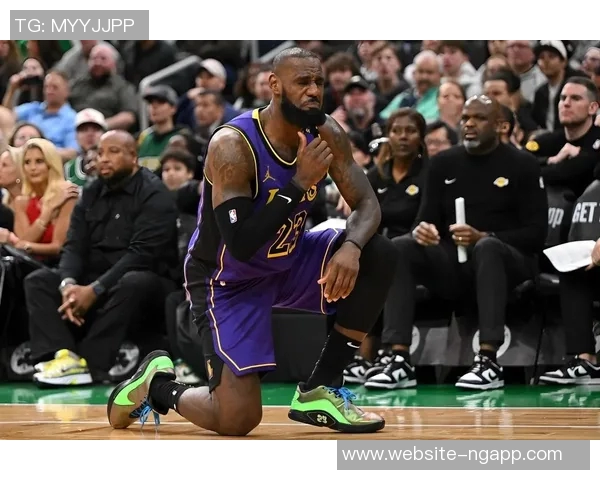 小卡与老詹的快船湖人一年前的荣耀与如今的困境形成鲜明对比